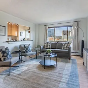 Vibrant Downtown, King Bed, Work Desk & Kitchen United States